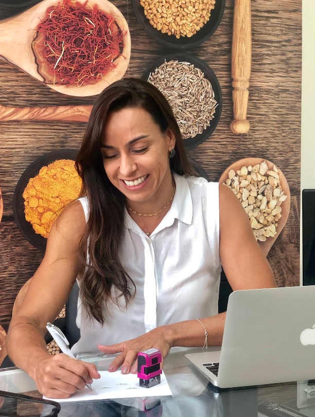 Fernanda Tirone trabalhando na mesa do consultório